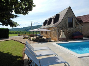 Cozy Holiday Home in Saint L on sur V z re with Pool